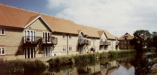 Harlow_river(panoramic) 1.jpg (33216 bytes)